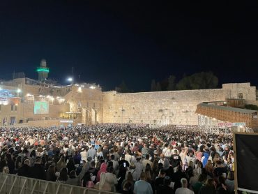 מעמד הסליחות הלילה בכותל (צילום: הקרן למורשת הכותל המערבי)
