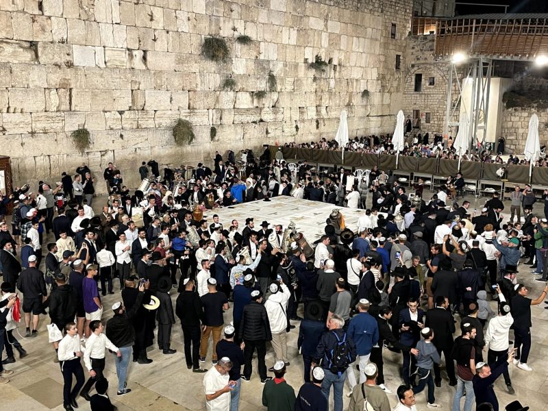 שפע של שמחה בירושלים: יותר מ-2 מיליון אנשים ביקרו בכותל במהלך חודש אלול ובחגים