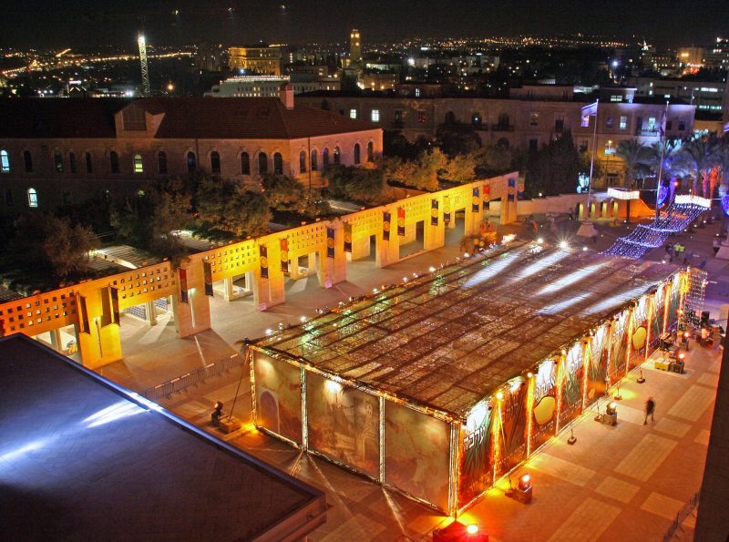 סוכת ראש העיר בכיכר ספרא (צילום: עיריית ירושלים)