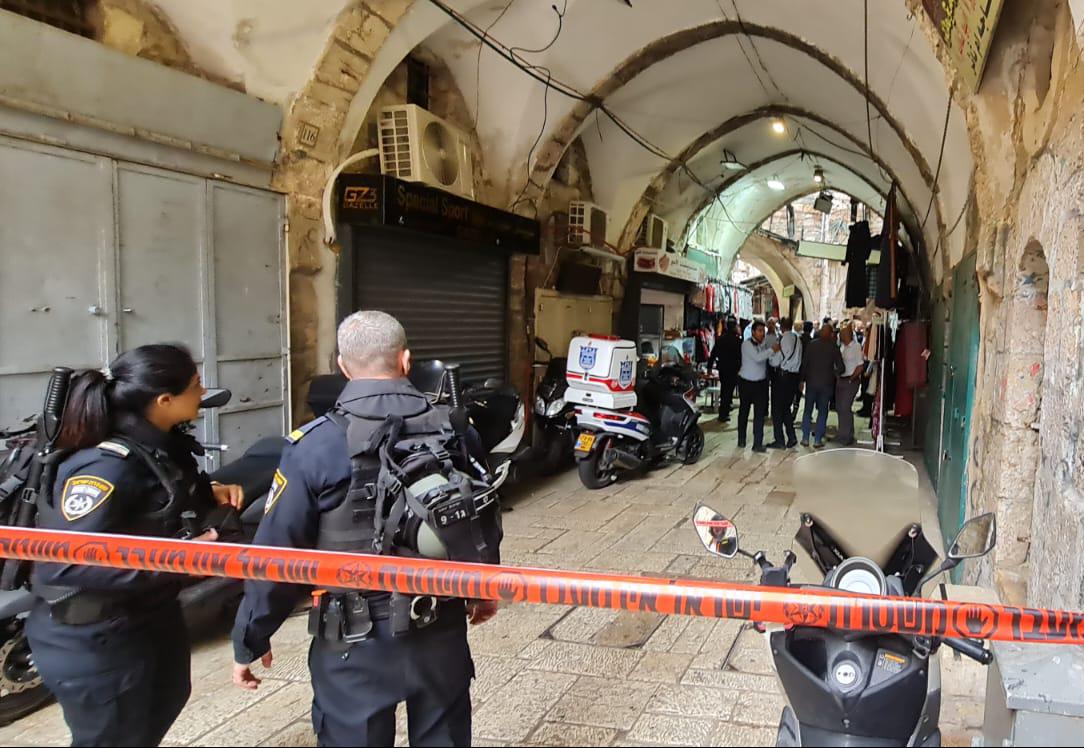 הבוקר – שלושה שוטרים נפגעו בפיגור דקירה ברובע המוסלמי. המחבל חוסל