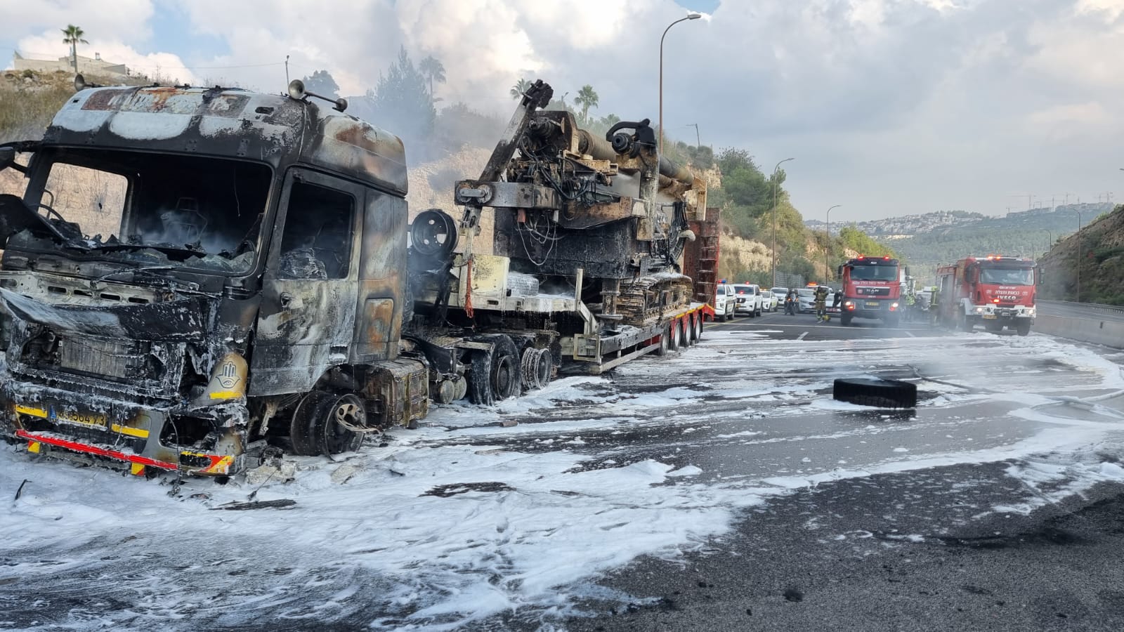 עומסים באזור ירושלים: משאית עלתה באש, כביש 1 נחסם לתנועה