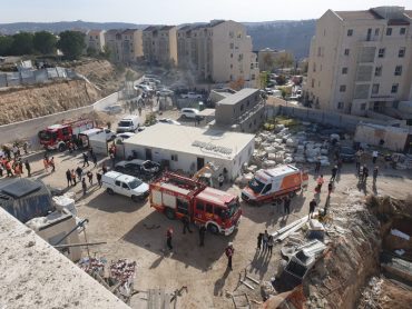 אתר הבנייה שבו קרסו הפיגומים בגבעת זאב (צילום: דוברות איחוד הצלה)