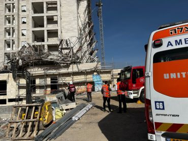 קריסת הפיגומים בגבעת זאב (צילום: דוברות איחוד הצלה)