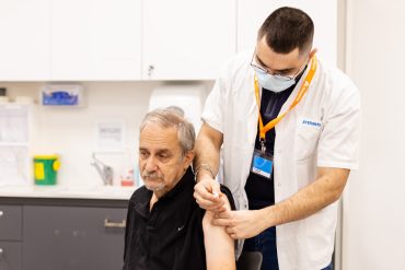 חיסון נגד שפעת במאוחדת (צילום: טל שחר)