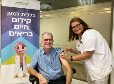 האחות רמה מינץ מחסנת את מיכאל מישורי דרעי, מנהל מחוז ירושלים בכללית (צילום: דוברות כללית)