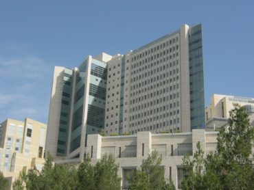 המרכז הרפואי הדסה (צילום: YoavR, CC BY-SA 3.0, via Wikimedia)