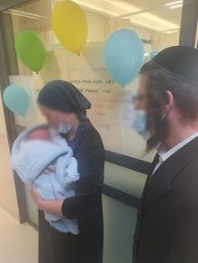 ליבא אהובה שרייבר עם התינוק דוד שרייבר (צילומים: שערי צדק)