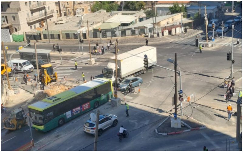 כאוס בכבישים - צומת טיפוסי ברוממה (צילום: פרטי)