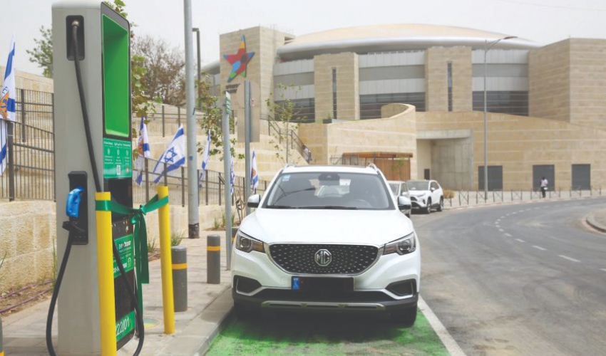 עמדת טעינה חשמלית בירושלים (צילום: ארנון בוסאני)