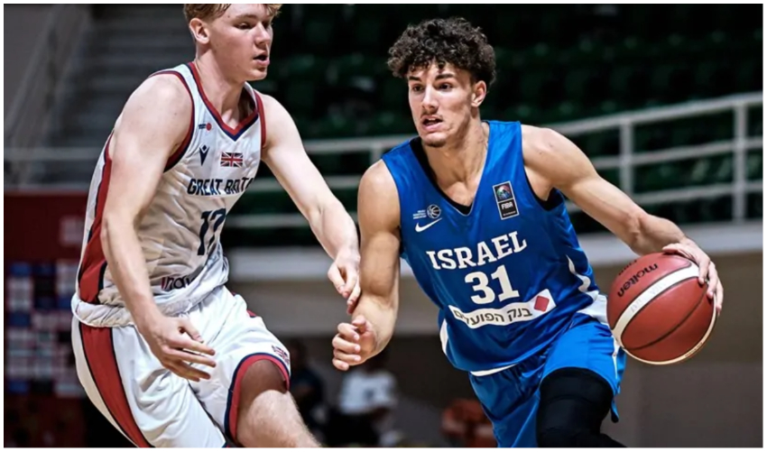 נועם יעקב במדי נבחרת הנוער של ישראל מימין (צילום: FIBA.COM)