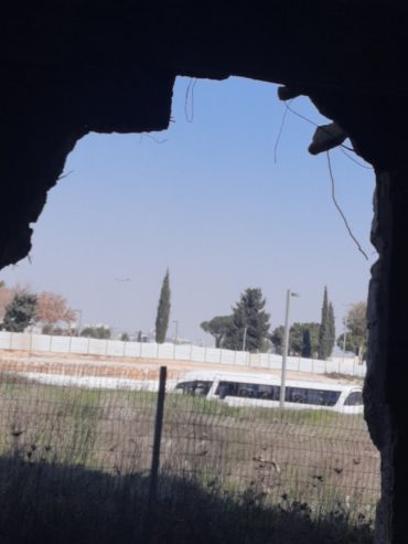 פרצה בקיר שנוצרה מפגז ירדני (צילום: אדם אקרמן)