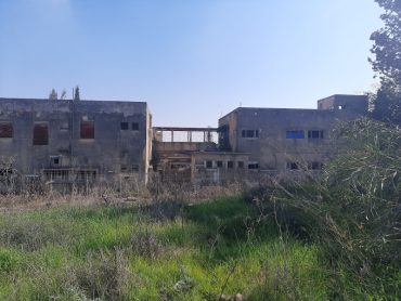 מבט על הצד האחורי של החווה הנטושה (צילום: אדם אקרמן)