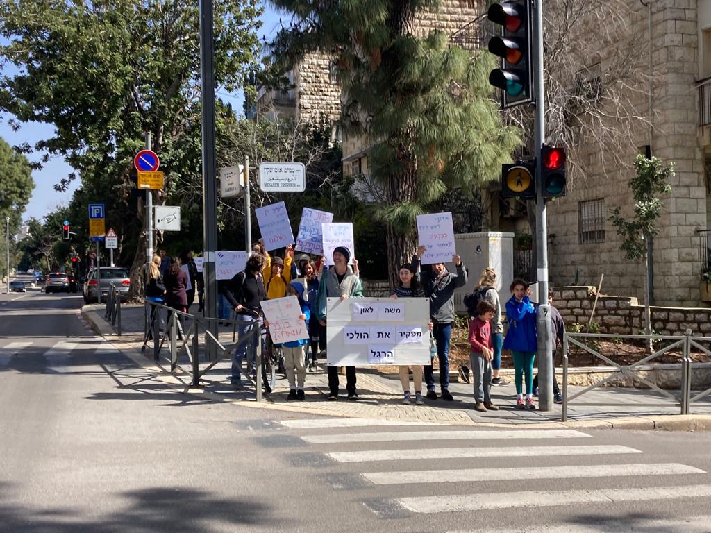 ״בטיחות ילדים או חניה – זו בכלל לא שאלה״ – עשרות תושבים השתתפו בצעדה למען בטיחות הולכי הרגל בירושלים