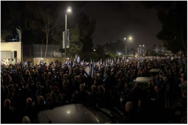 הערכת המארגנים: כ-20,000 איש בהפגנה נגד המהפכה המשפטית; 4 נעצרו במהלך צעדה בעיר