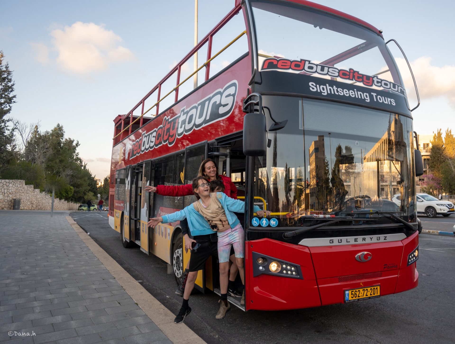כמו באירופה: האוטובוס הדו קומתי האדום מגיע לירושלים