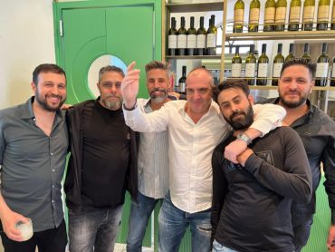 קבוצת לו'צנה - (מימין) אלון שבתאי, ארתור בורלקה (שף ושותף בג׳וי), שלומי דהן, שלומי תורג'מן, אייל תורג'מן, קובי מוסרי (מנהל ושותף בג׳וי)