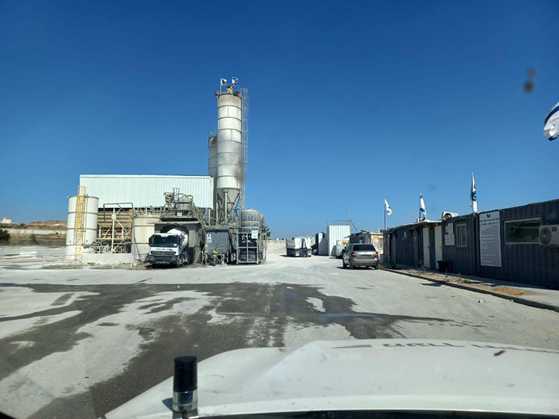 מפעל בטון של חברת שפיר בשטח שדה התעופה בעטרות (צילום: המשרד הלגנת הסביבה/ אלי טרדבורקס)