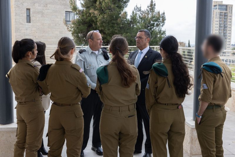 החיילים המצטיינים מירושלים עם משה ליאון (צילום: צחי קראוס)