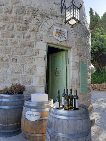 מרכז הטעימות של יקב ירושלים במשכנות שאננים (צילום: אדם אקרמן)