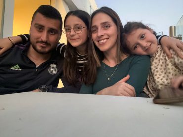 רינאל ועדנאן סייף ביחד עם בנותיהם (צילום: פרטי)