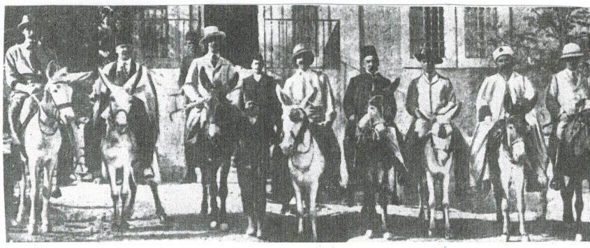 משלחת פארקר רכובה על חמורים (צילום: מתוך ויקיפדיה)