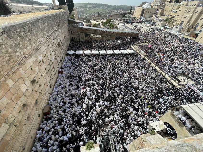 ברכת הכהנים בכותל בחול המועד פסח (צילום: הקרן למורשת הכותל המערבי)