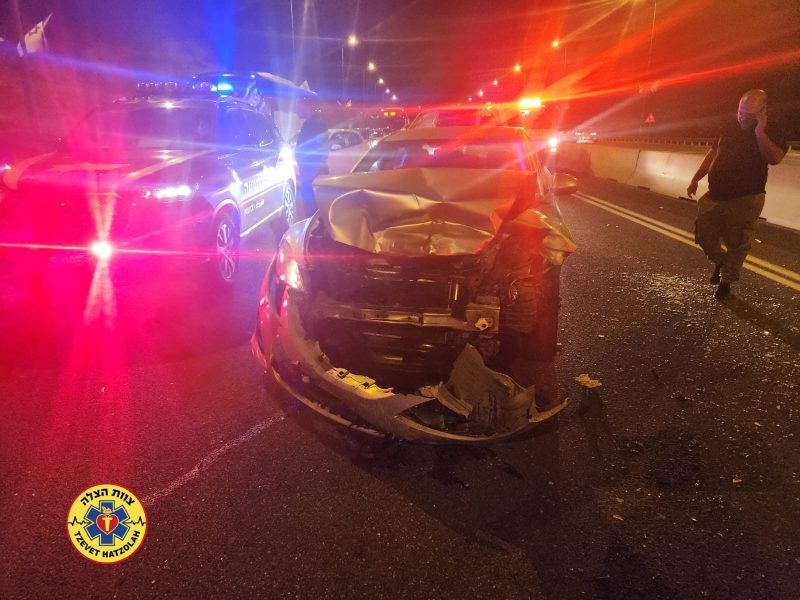 זירת התאונה בכביש ירושלים-תל אביב (צילומים: דוברות צוות הצלה)