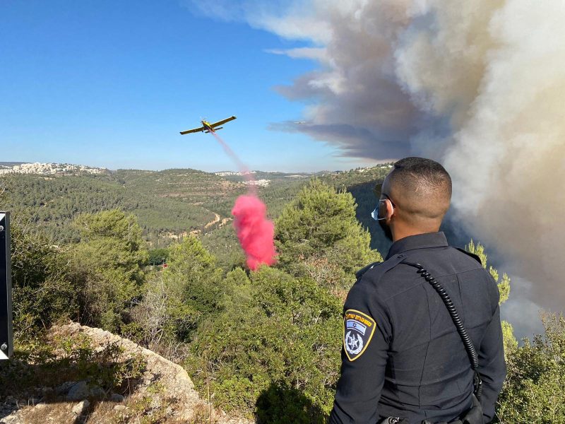 מטוסי כיבוי בשריפה בהרי ירושלים (צילום: דוברות המשטרה)