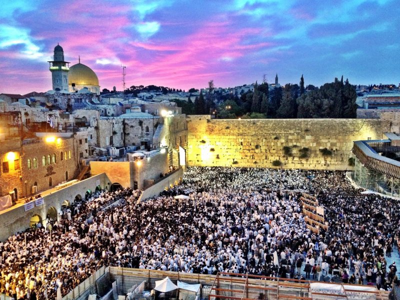 לומדים, מתדיינים, משוחחים: תיקוני ליל שבועות ברחבי ירושלים
