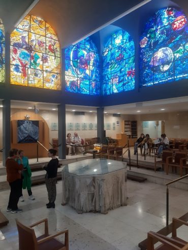 מבקרים צופים בחלונות שאגאל בבית הכנסת בהדסה עין כרם (צילום: אדם אקרמן)