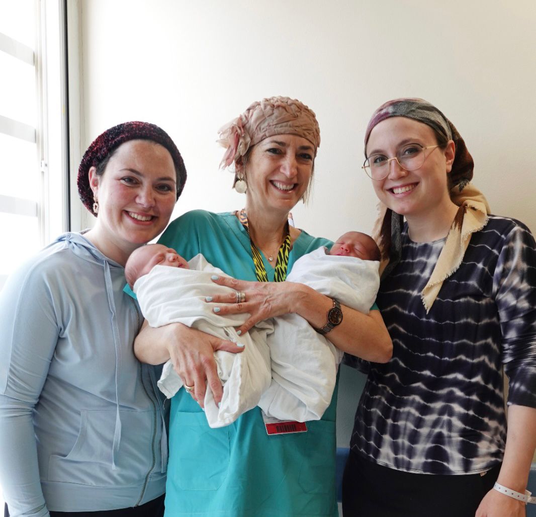 חופשת לידה משותפת – האחיות הירושלמיות ילדו בהפרש של 5 שעות