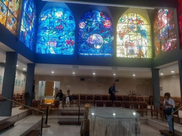 מבקרים צופים בחלונות שאגאל בבית הכנסת בהדסה עין כרם (צילום: אדם אקרמן)