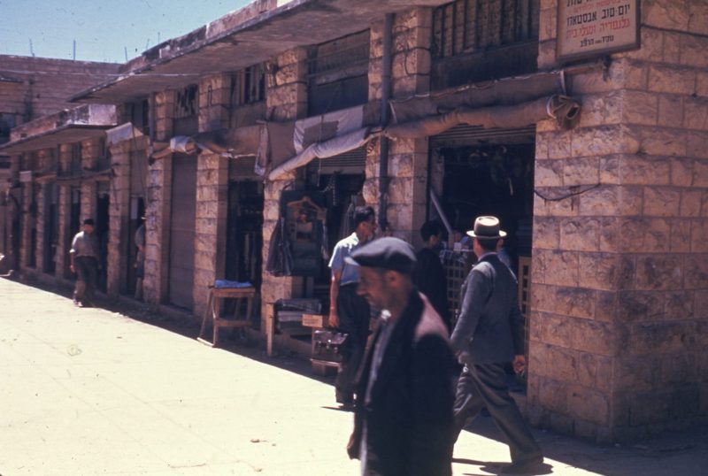 שוק מחנה יהודה בשנת 1948 צילום משה מרלין לוין, אוסף מיתר, הספרייה הלאומית,The Pritzker Family National Photography Collection, CC BY 4.0, מתוך ויקיפדיה