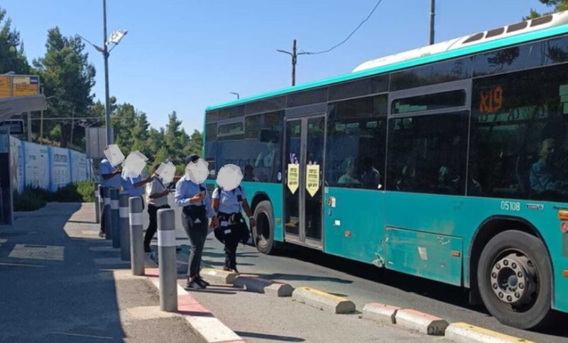 6-5 מבקרים על אוטובוס אחד (צילום: באדיבות אגודת הסטודנטים למקצועות הרפואה בעברית)
