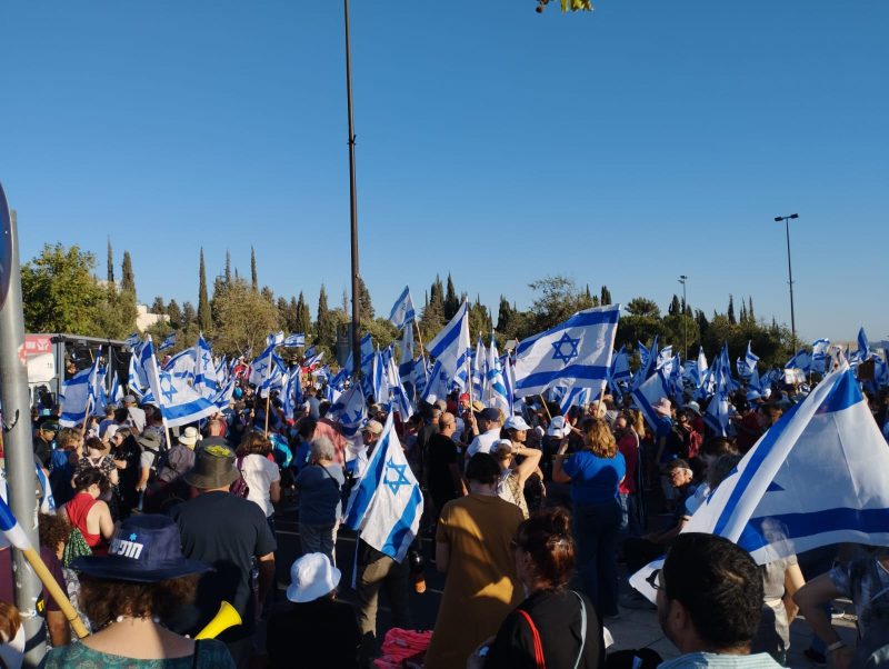 'יום השיבוש' בירושלים: אלפים הפגינו בסמוך לבית ראש הממשלה