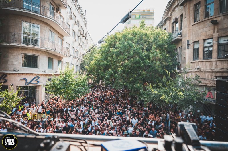 מסיבת רחוב במרכז העיר (צילום: יונתן בוגר)