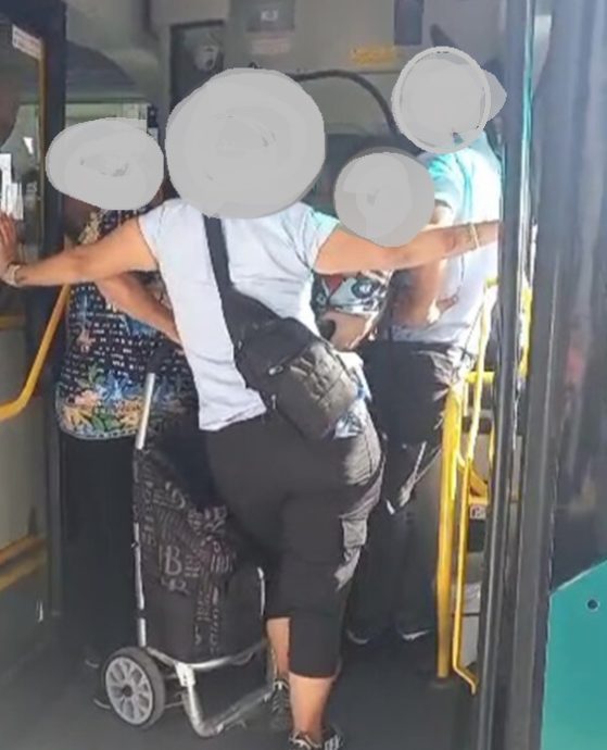 מבקרת של אגד חוסמת את היציאה מהאוטובוס (צילום: אגודת הסטודנטים למקצועות הרפואה בעברית)