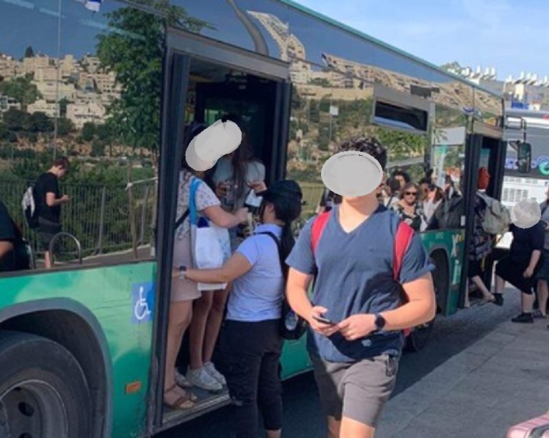 מבקרת של אגד חוסמת את היציאה מהאוטובוס (צילום: אגודת הסטודנטים למקצועות הרפואה בעברית)