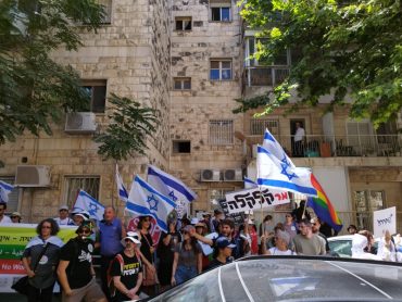 מחאה מול בניין הרבנות ברחוב החבצלת (צילום: איתי ליטמן)