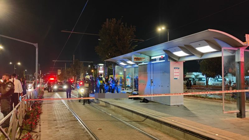 המחבל נוטרל: פצוע בינוני בפיגוע דקירה בתחנת הרכבת הקלה שבטי ישראל