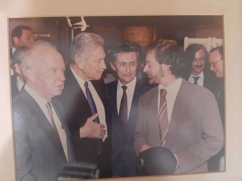 סטיבן שפילברג (מימין) עם הנשיא עזר וייצמן ז"ל וראש הממשלה יצחק רבין ז"ל בהקרנת הבכורה של רשימת שינדלר בישראל (צילום: באדיבות ארכיון שפילברג)