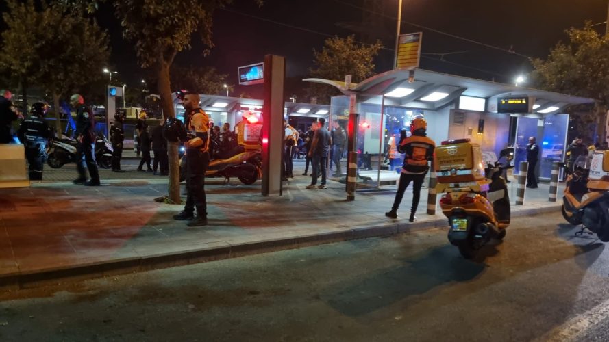 הערב, חמישי: פצוע קל בפיגוע דקירה בתחנת הרכבת הקלה גבעת המבתר. המחבל נורה