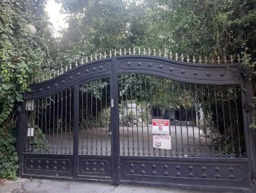 הכניסה לבית בעין כרם שבו התגורר גנרל גורדון (צילום: אדם אקרמן)