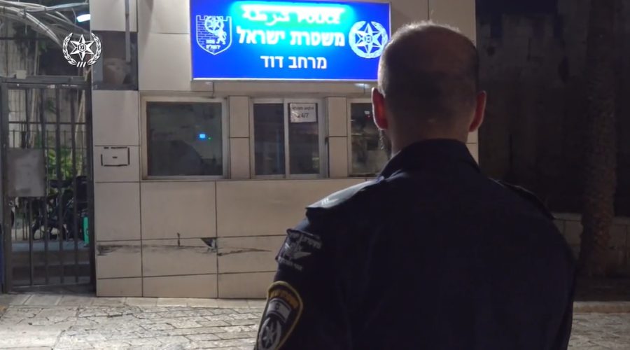 הפיגוע אתמול בעיר העתיקה: צפו בשוטר שנדקר משחזר את האירוע