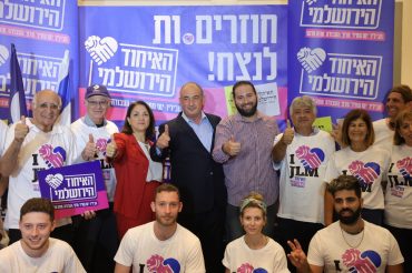 יוסי חביליו (באמצע) עם יעלה ביטון דה לנגה, ערן בן יהודה ופעילים