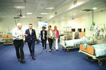 שר הבריאות אריאל בוסו עם בכירי הדסה במתחם התת קרקעי החדש (צילום: אבי חיון)