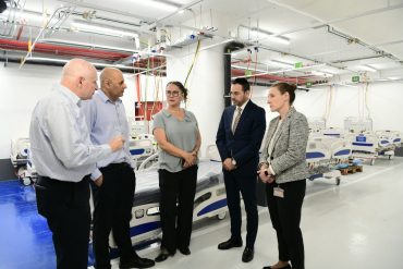שר הבריאות אריאל בוסו עם בכירי הדסה במתחם התת קרקעי החדש (צילום: אבי חיון)