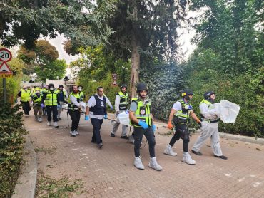 נחמן שי רביבי וצוות 'נשר' (צילום: זק"א ירושלים)