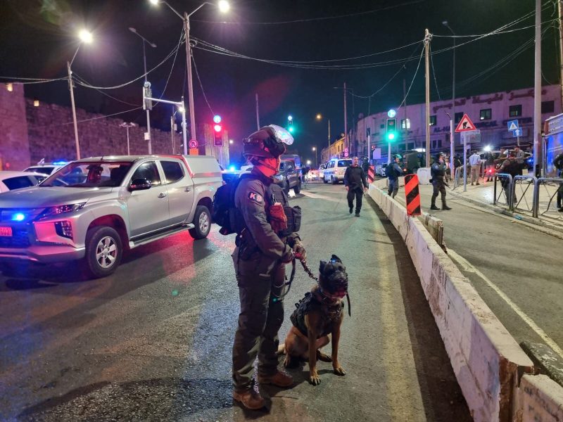 זירת פיגוע הירי בתחנת שלם (צילום: דוברות המשטרה)