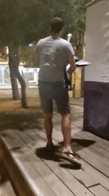 גניבת השלט של סוכת בית חב"ד (צילום: פרטי)